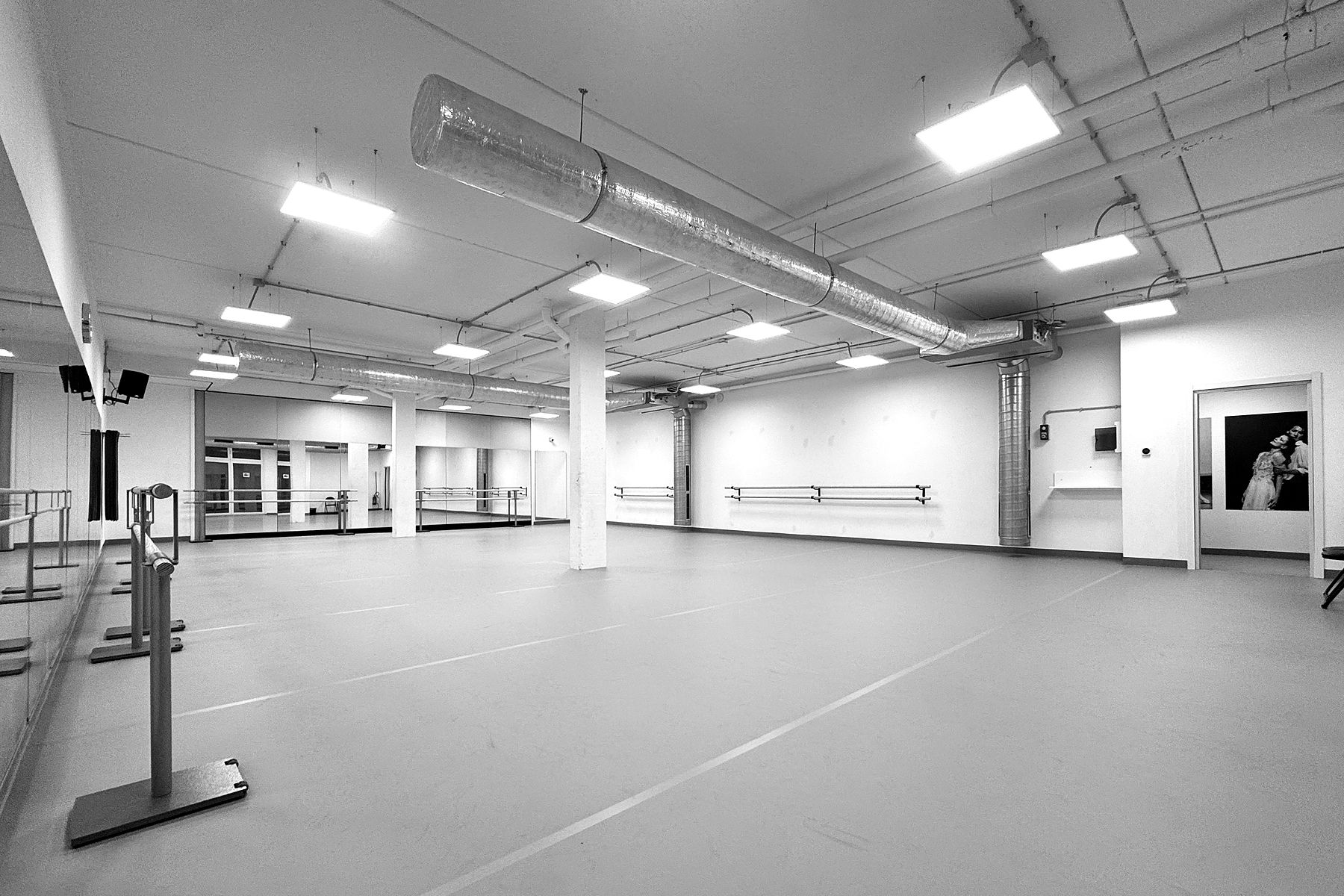 Una delle cinque sale di UNA DANZA: tappeto danza, specchi e sbarre