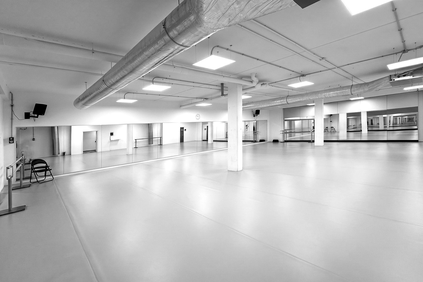La Sala 2: specchi a tutta parete e sbarre mobili